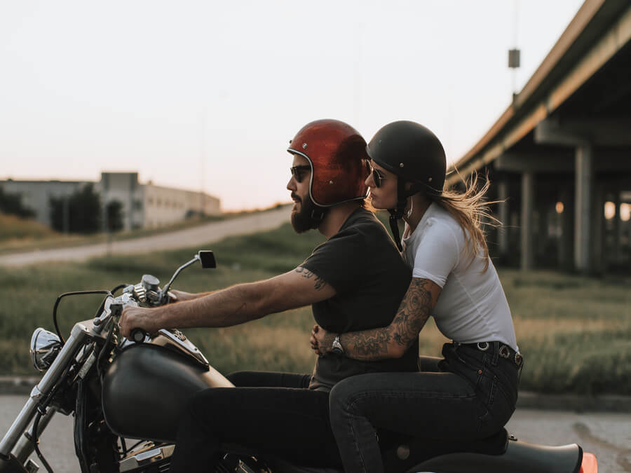 バイクに乗る男性と女性